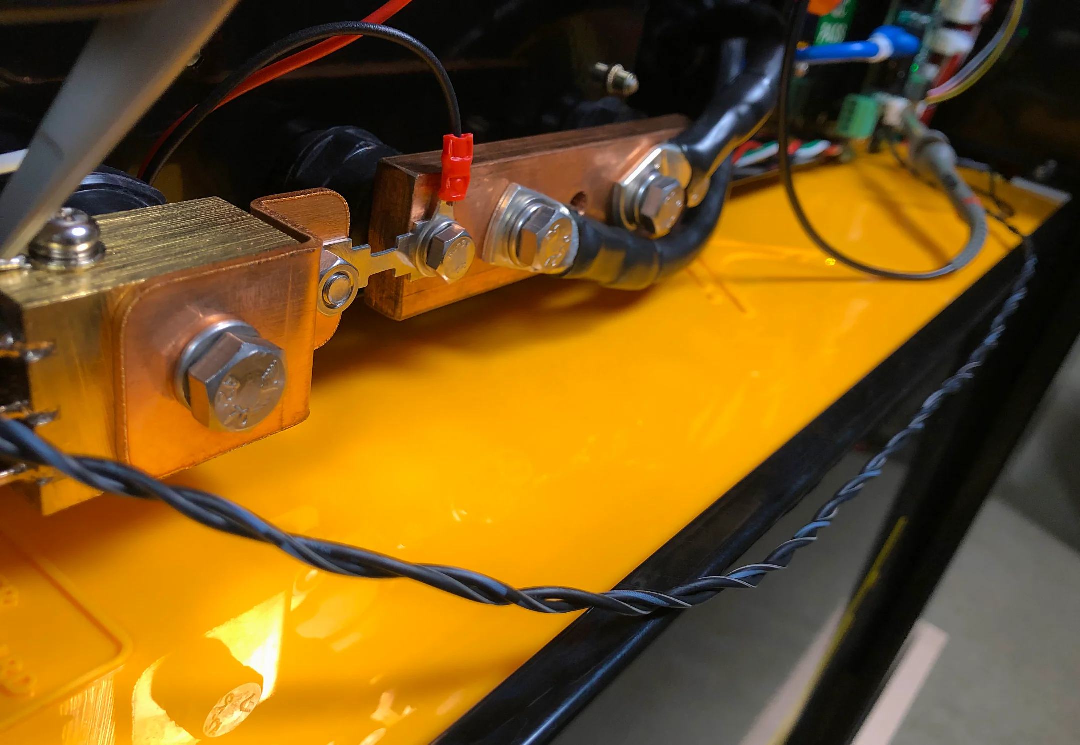 Провод&shy;ник между шунта на бате&shy;рия Solar MD и BMS плат&shy;ката за измер&shy;ване на пада на напре&shy;же&shy;ние