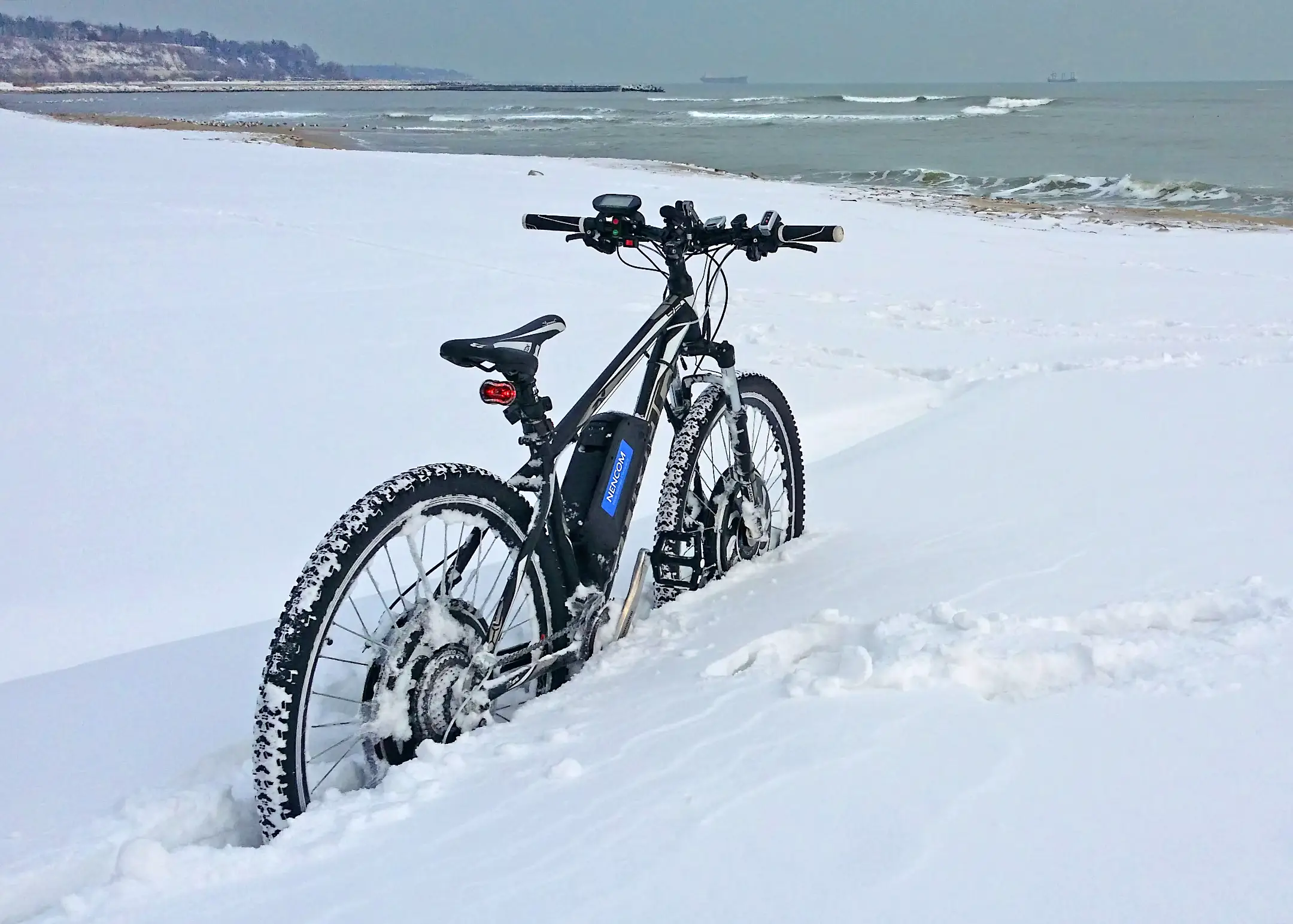 Мой пол&shy;но&shy;при&shy;вод&shy;ный элек&shy;три&shy;че&shy;ский вело&shy;си&shy;пед в глу&shy;бо&shy;ком снегу в Варне в 2017 году